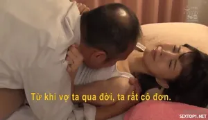 Cô dâu chú rễ tranh thủ trước giờ làm lễ