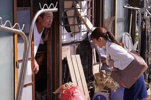 Anh trể tàu về và chỉ ngủ nhờ nhà thằng bạn thôi…