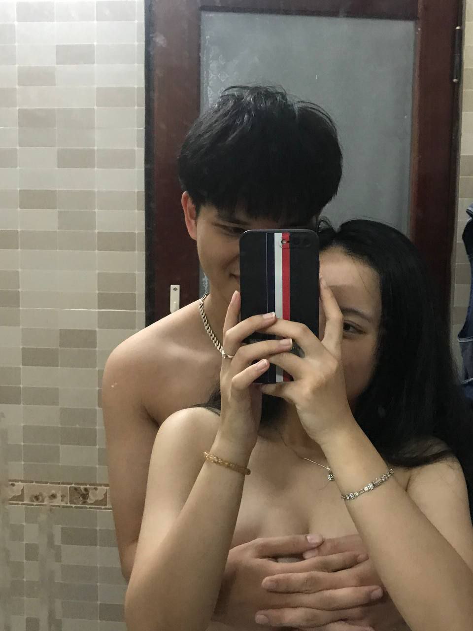 Gã chồng để người vợ làm người mẫu nude cho công ty chỉ vì cấp trên yêu cầu