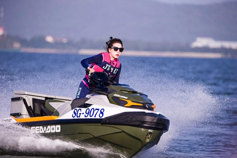 Má kế đến chúc mừng con trai tốt nghiệp và món quà bất ngờ
