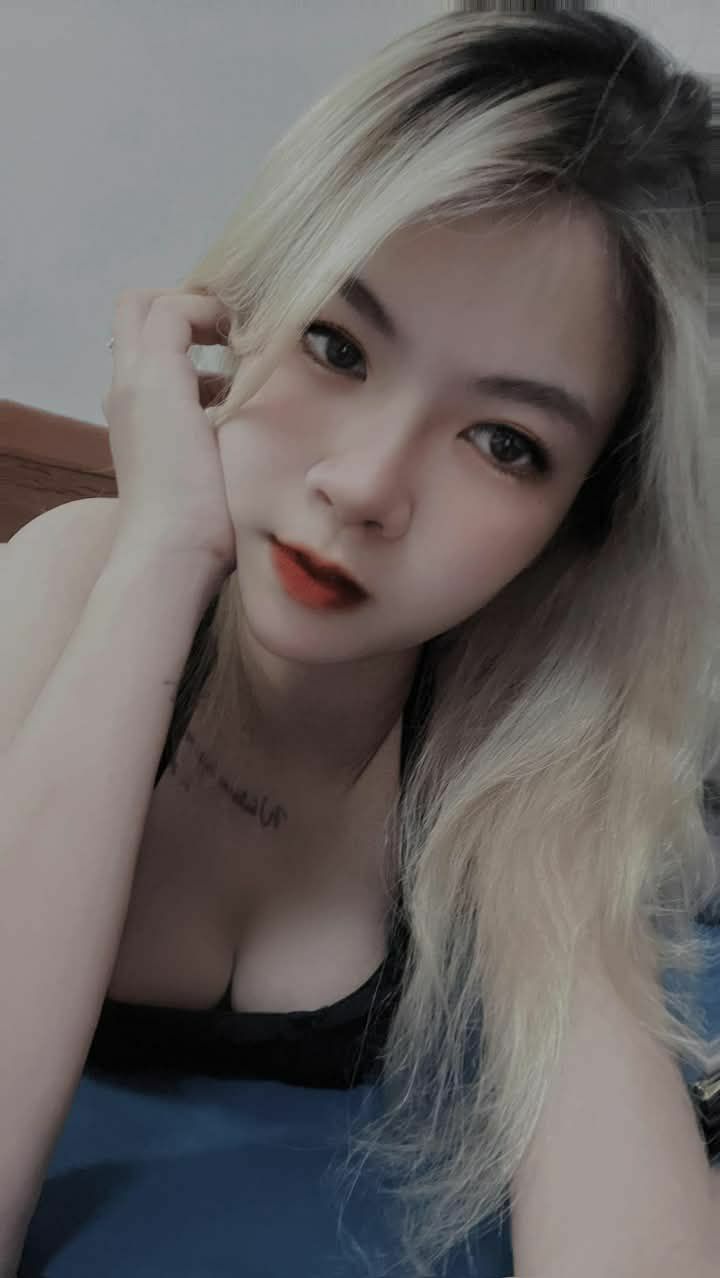 Em nữ học sinh dễ thương sẵn sàng làm bất cứ yêu cầu gì của bạn học
